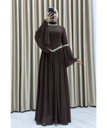 Zarif Taş İşlemeli, Şifon Detaylı, Bel Vurgulu, Volan Kollu, Özel Gün ve Davetlere Uygun Tesettür Abiye Elbise