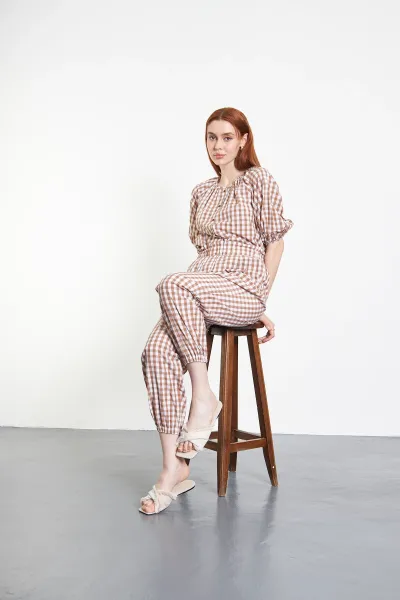 BELİ VE PAÇASI LASTİKLİ AÇIK KAHVE KARELİ PANTOLON