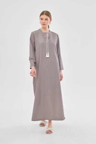 PÜSKÜL DETAYLI KAHVERENGİ ELBİSE
