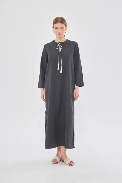 PÜSKÜL DETAYLI SİYAH ELBİSE