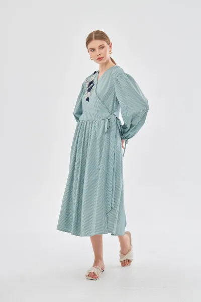 İŞLEMELİ BELİ BAĞLAMALI YEŞİL KARELİ ELBİSE