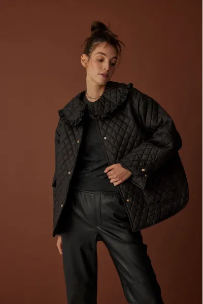 BEBE YAKA SİYAH KAPİTONE CEKET