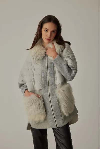 KAPŞONLU CEPLERİ VE KAPŞON CEVRESİ KÜRKLÜ PARAŞÜT VE TRİKO GARNİLİ FERMUARLI KABAN GRİ