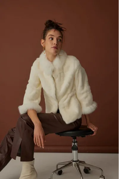 TİLKİ DETAYLI BASAMAKLI KISA BEYAZ KÜRK