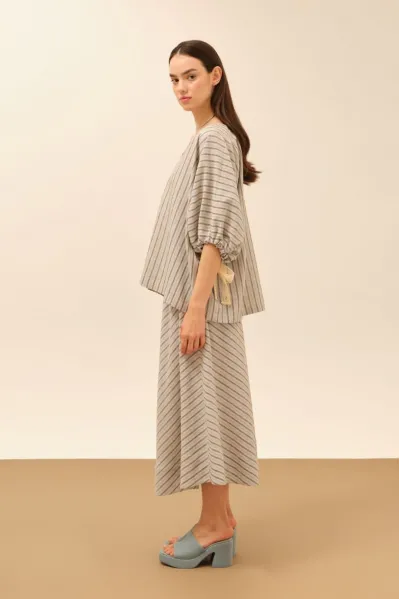 KOLLARI DANTEL BAĞLAMALI ÇİZGİLİ BLUZ