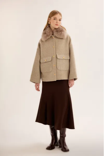 TİLKİ KÜRK DETAYLI BALIKSIRTI DESENLİ TAŞ RENGİ CEKET