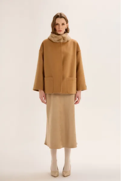 KÜRK DETAYLI EL DİKİMİ KISA CAMEL KAŞMİR KABAN