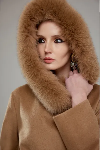 KÜRK DETAYLI PUNTO DİKİŞLİ CAMEL KADIN KABAN