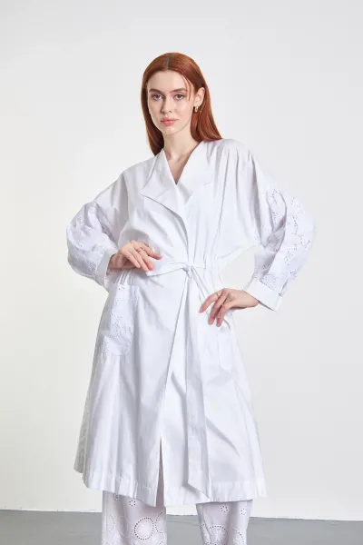 BRODELİ KUŞAKLI BEYAZ TRENÇKOT