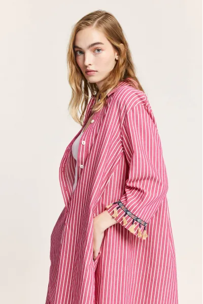 ÖNDEN DÜĞMELİ ÇİZGİLİ PEMBE ELBİSE