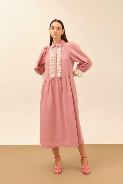 DANTEL DETAYLI BÜZGÜLÜ KIRMIZI ELBİSE