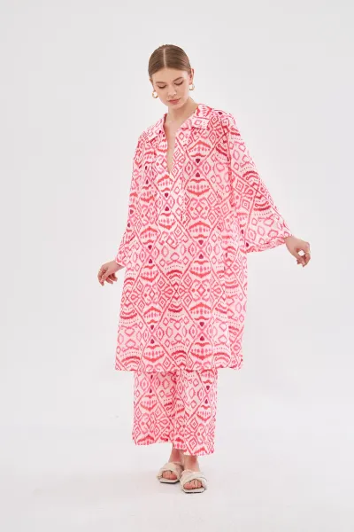YAKASI İPLİ PEMBE DESENLİ TUNİK PANTOLON TAKIM