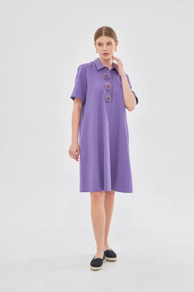 YAKASI ÇİÇEK DETAYLI MOR ELBİSE