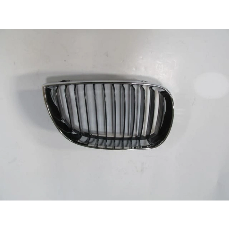 BMW 1 SERI- E87- 04/08; ÖN PANJUR SAĞ SİYAH/NİKELAJ ÇERÇEVELİ (TYG)