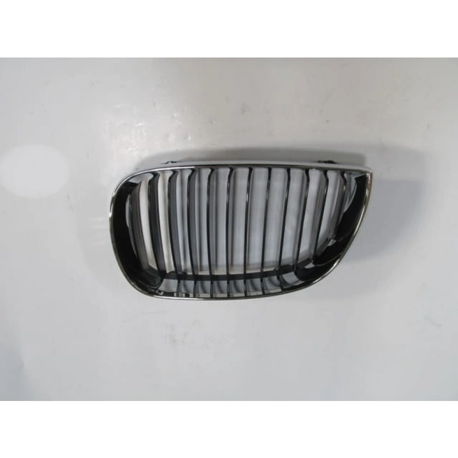 BMW 1 SERI- E87- 04/08; ÖN PANJUR SOL SİYAH/NİKELAJ ÇERÇEVELİ (TYG)