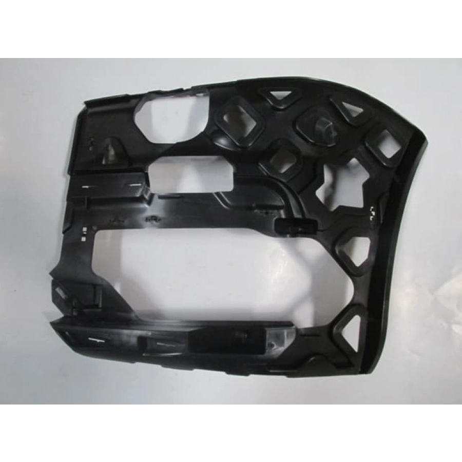 VOLKSWAGEN CADDY- 15/20; ÖN TAMPON BAĞLANTI BRAKETİ BÜYÜK SOL (YAN KULAĞA TAKILAN)(MAXI VAN)(TYG)