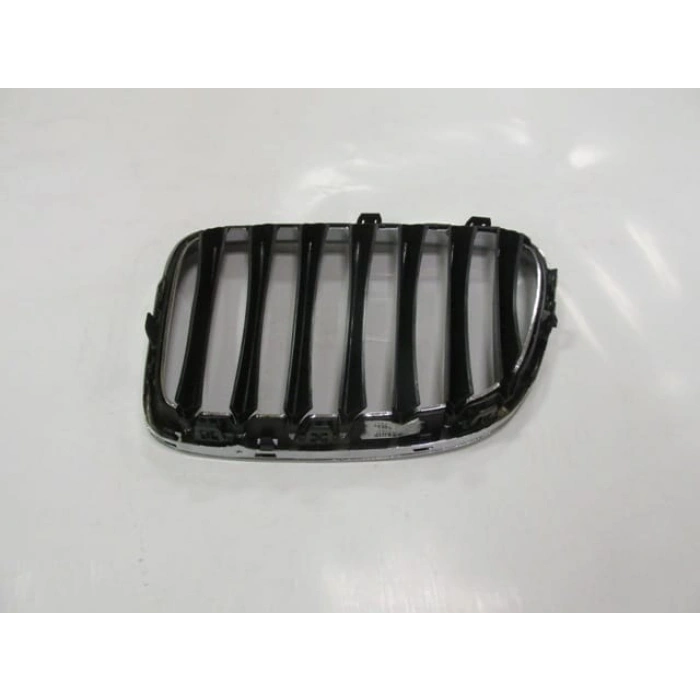 BMW X1- E84- 13/15; ÖN PANJUR SAĞ NİKELAJLI/ İÇ PETEKLERİ SİYAH