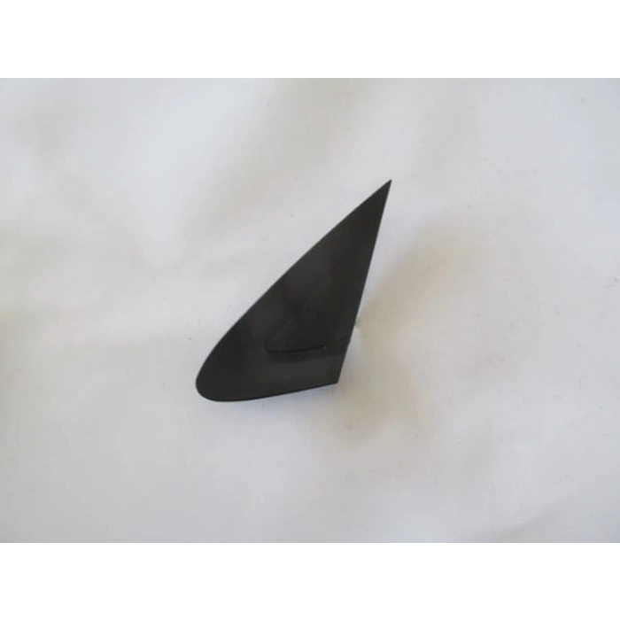 FIAT GRANDE PUNTO- 06/12; KAPI AYNA MUSKASI SOL (ÇAMURLUK ÜST ÜÇGEN PLASTİĞİ)