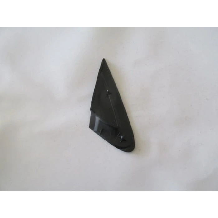 FIAT GRANDE PUNTO- 06/12; KAPI AYNA MUSKASI SOL (ÇAMURLUK ÜST ÜÇGEN PLASTİĞİ)