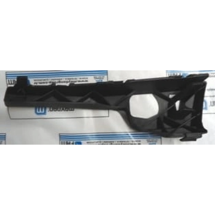 FORD FOCUS- SD/HB- 05/07; ÖN TAMPON İÇ BAĞLANTI BRAKETİ SAĞ (ORTA KISMA TAKILAN) PLASTİK (BFN) 828-2023A (T1)