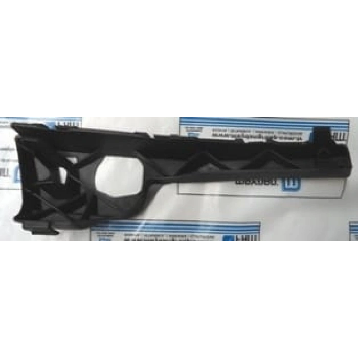 FORD FOCUS- SD/HB- 05/07; ÖN TAMPON İÇ BAĞLANTI BRAKETİ SOL (ORTA KISMA TAKILAN) PLASTİK (BFN) 828-2024A (T1)
