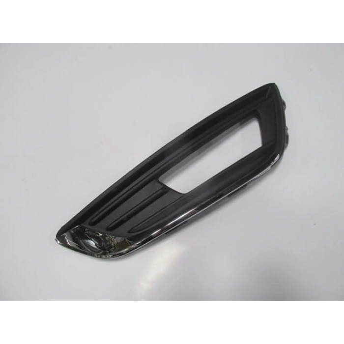 FORD FOCUS- SD/HB- 15/18; SİS LAMBA KAPAĞI SOL SİS DELİKLİ (NİKELAJ ÇITALI) (TW)