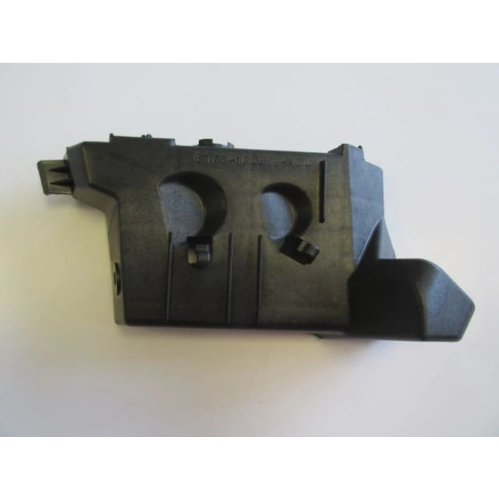 FORD TOURNEO COURIER- 14/18; ÖN TAMPON BAĞLANTI BRAKETİ SOL 890-2024 (T1)