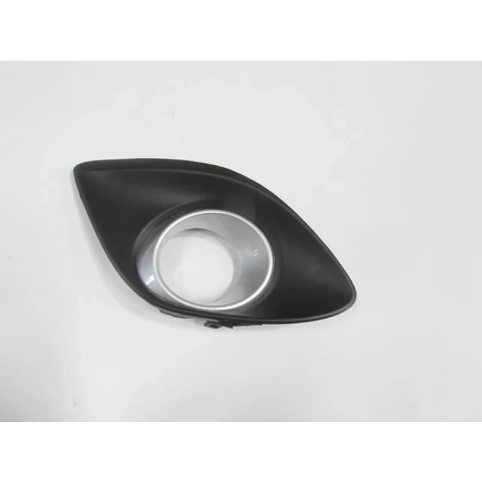 MAZDA 2- HB- 12/14; SİS LAMBA KAPAĞI SAĞ SİS DELİKLİ/ÇERÇEVESİ GÜMÜŞ GRİ (TYG)