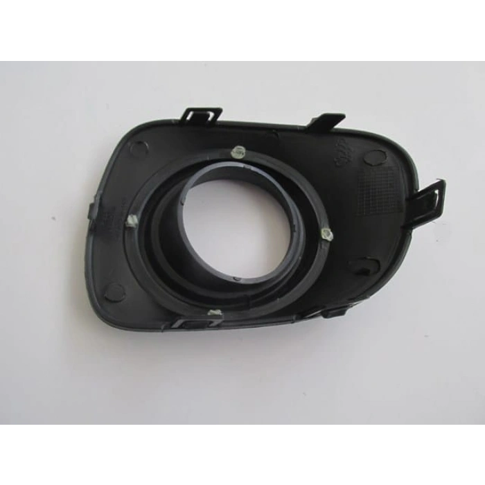 MITSUBISHI L200- PICK UP- 10/13; SİS LAMBA KAPAĞI SAĞ SİS DELİKLİ (ÜST ÇERÇEVESİ GRİ) (FPI)