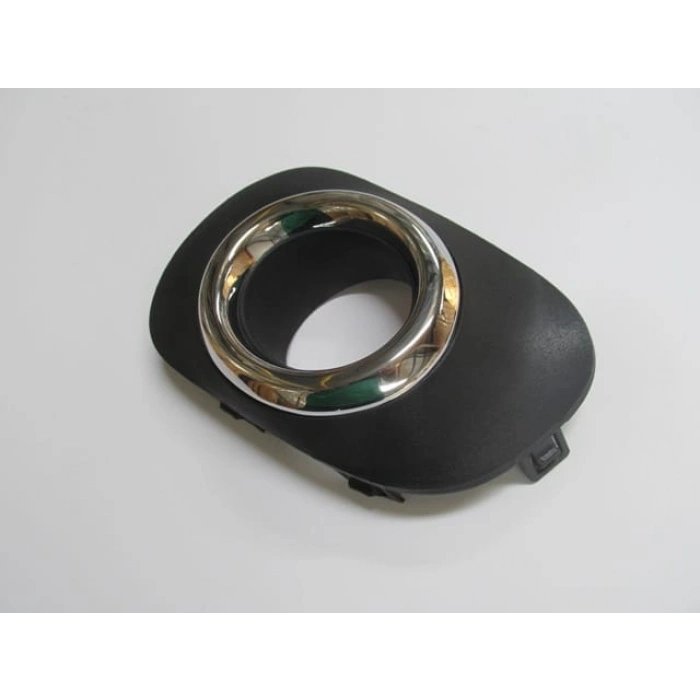 MITSUBISHI L200- PICK UP- 10/13; SİS LAMBA KAPAĞI SOL SİS DELİKLİ (ÜST ÇERÇEVESİ NİKELAJLI) (FPI)