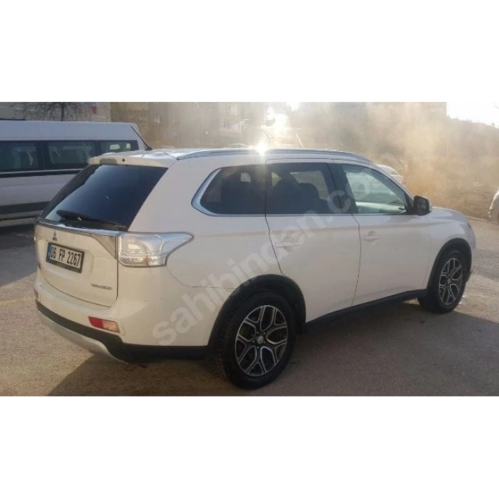 MITSUBISHI OUTLANDER- 13/16; ARAÇ BİLGİLERİ VE RESİMLERİ