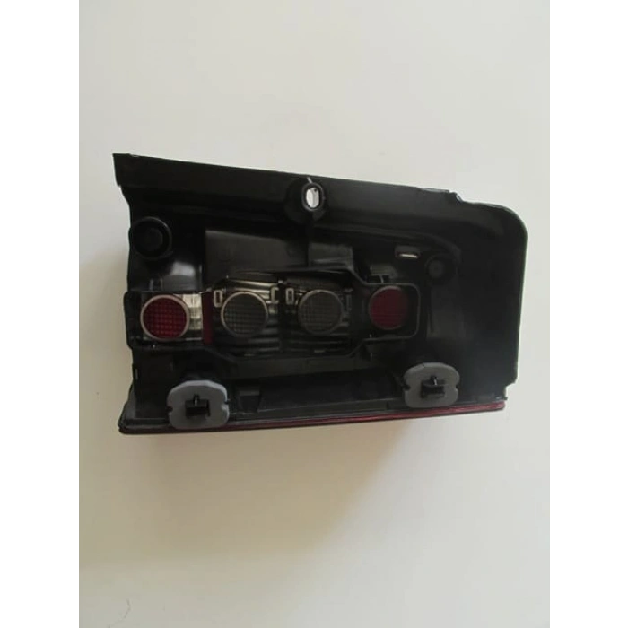 PEUGEOT PARTNER- 96/02; STOP LAMBASI SOL KIRMIZI/FÜME (BAGAJ KAPAĞI YUKARIYA AÇILAN TİP) (MARS)