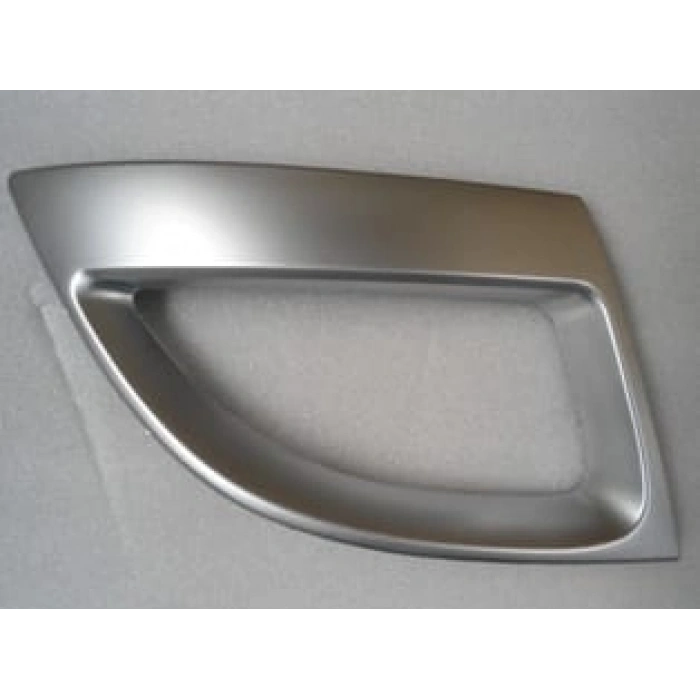 RENAULT GRAND SCENIC- 3- 10/12; ÖN TAMPON PANJURU DIŞ ÇERÇEVESİ SAĞ GÜMÜŞ GRİ (TW)