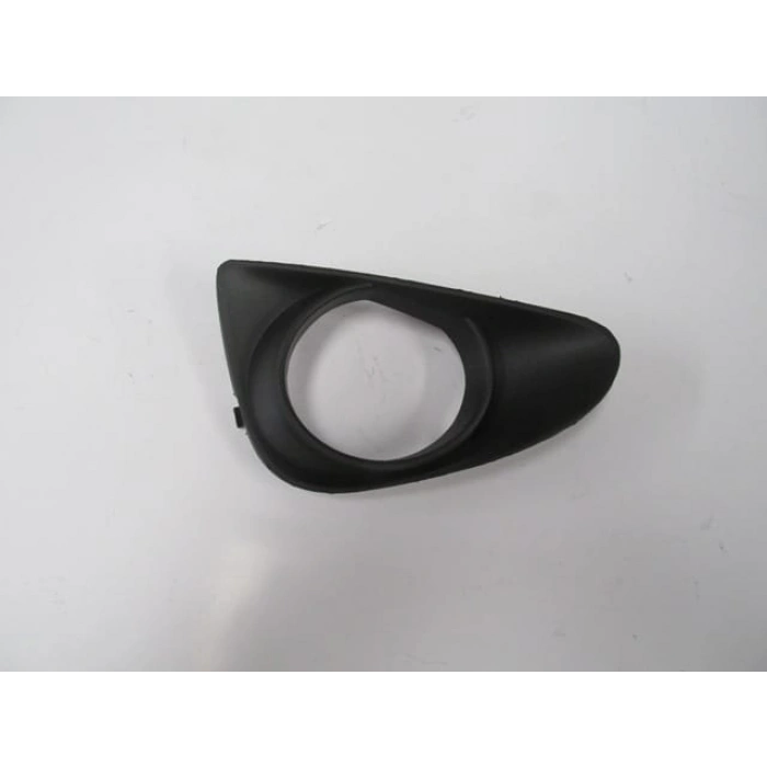 TOYOTA YARIS- 11/14; SİS LAMBA KAPAĞI SAĞ SİYAH (SİS DELİKLİ) (TYG)