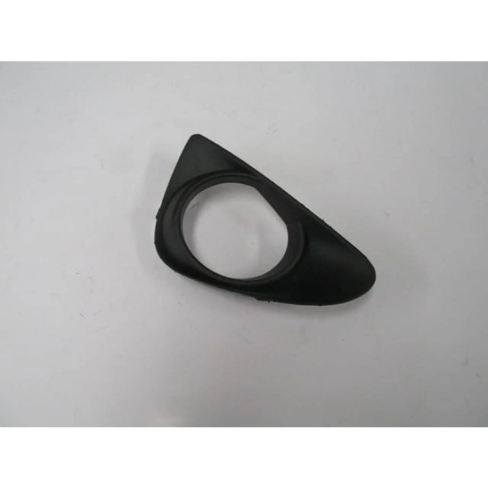 TOYOTA YARIS- 11/14; SİS LAMBA KAPAĞI SAĞ SİYAH (SİS DELİKLİ) (TYG)