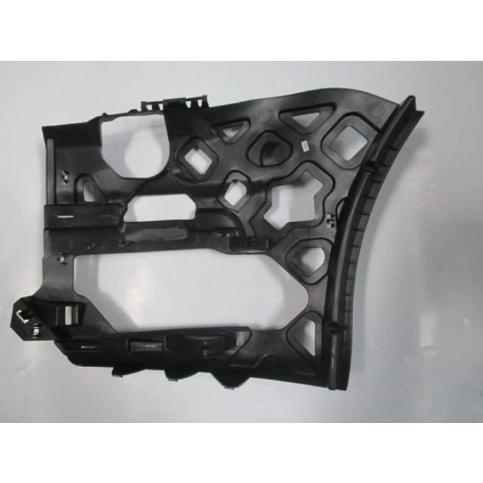 VOLKSWAGEN CADDY- 15/20; ÖN TAMPON BAĞLANTI BRAKETİ BÜYÜK SAĞ (YAN KULAĞA TAKILAN) (MAXI VAN)(TYG)