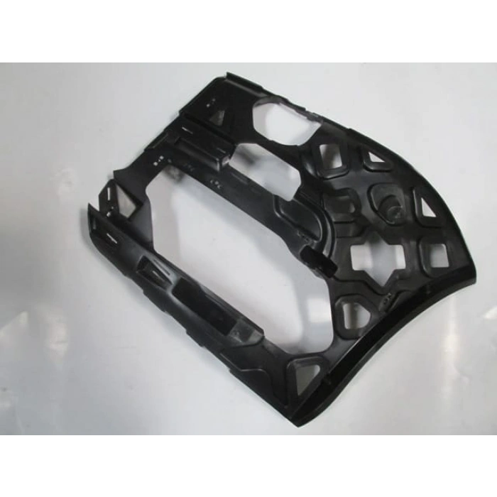 VOLKSWAGEN CADDY- 15/20; ÖN TAMPON BAĞLANTI BRAKETİ BÜYÜK SOL (YAN KULAĞA TAKILAN)(MAXI VAN)(TYG)