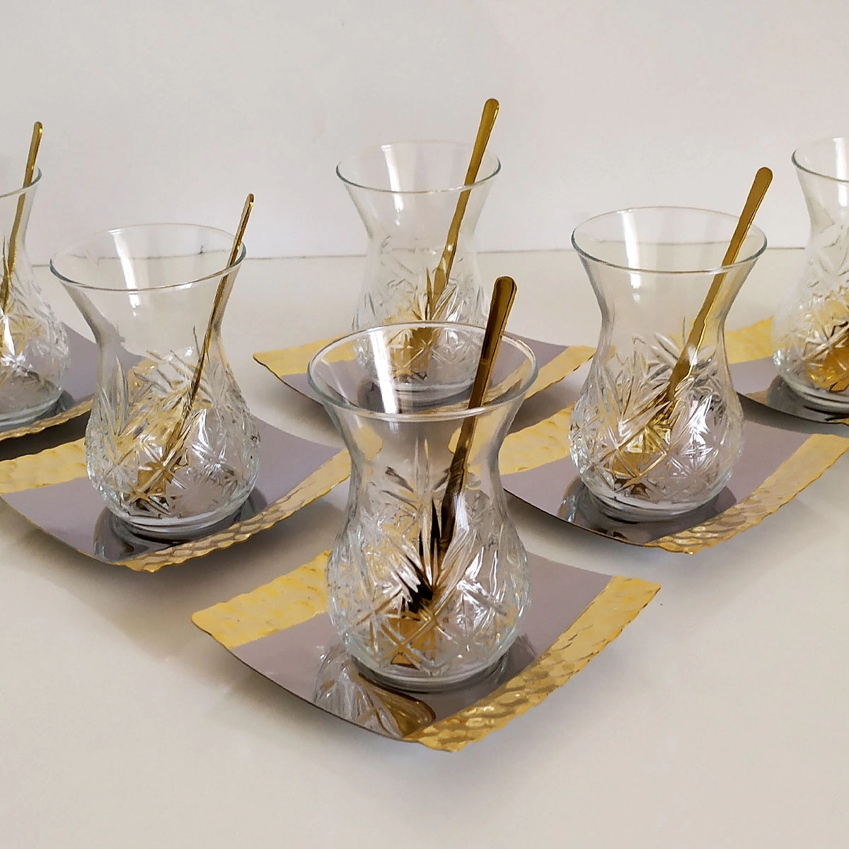 Paşabahçe 42881 Timeless Çay Bardak ve Çelik Gold Tabak Takımı-6 Kişilik