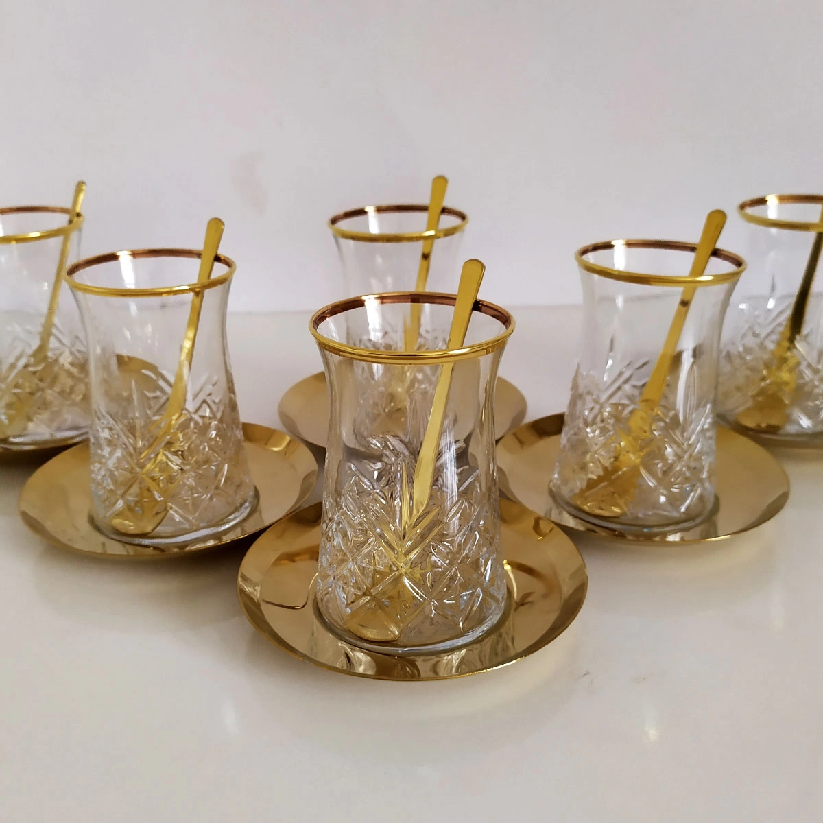 Paşabahçe 42891 Timeless Gold Çay Bardak ve Çelik Gold Tabak Takımı-6 Kişilik