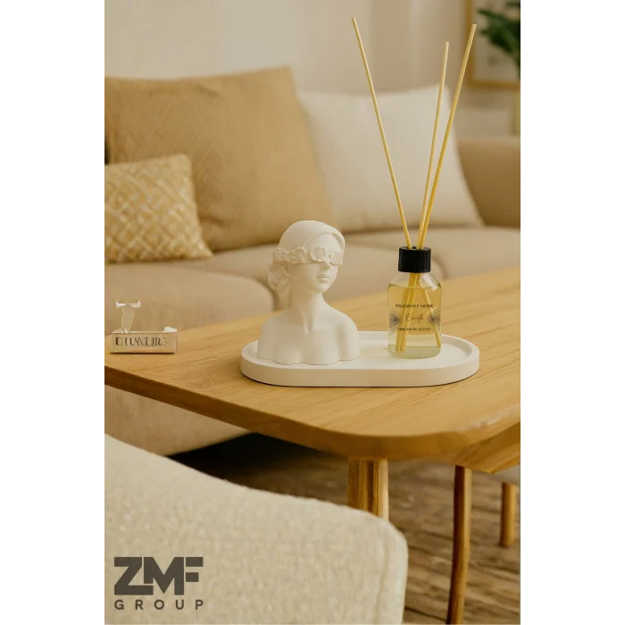 Beton Tepsi Üzerinde Çiçek Desenli Kadın Biblosu ve Vanilya Aromalı Oda Kokusu Seti