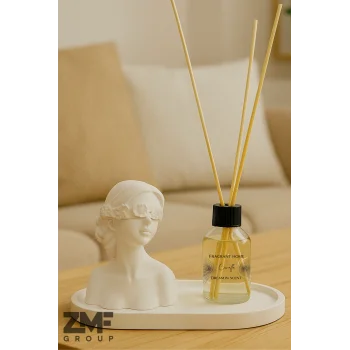 Beton Tepsi Üzerinde Çiçek Desenli Kadın Biblosu ve Vanilya Aromalı Oda Kokusu Seti