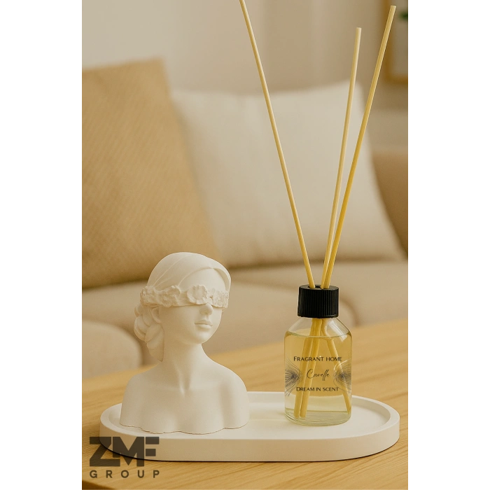 Beton Tepsi Üzerinde Çiçek Desenli Kadın Biblosu ve Vanilya Aromalı Oda Kokusu Seti