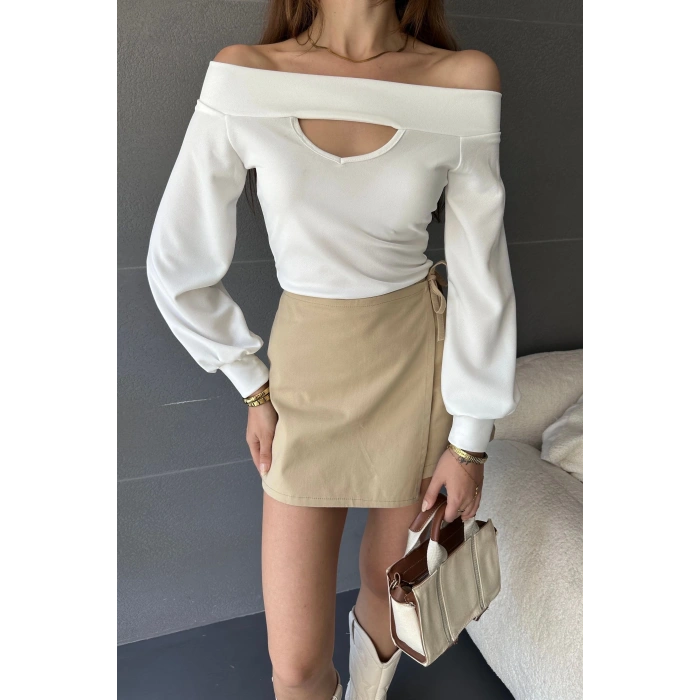 Kayık Yaka Dekolte Detaylı Kolu Manşetli Bluz