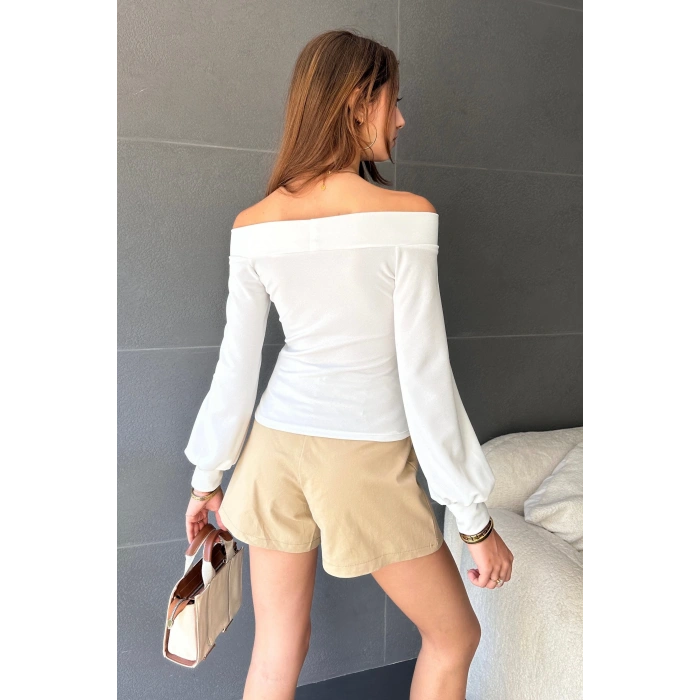 Kayık Yaka Dekolte Detaylı Kolu Manşetli Bluz