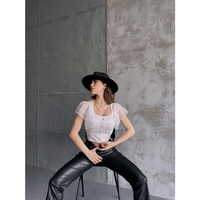 Omuzu Tüllü Düğme Detaylı Crep Bluz