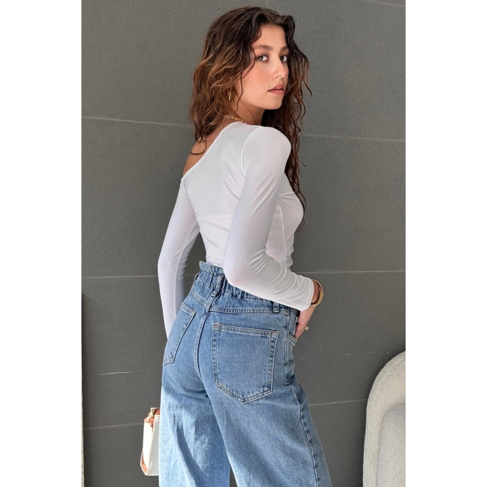 Tek Omuz Yanı Büzgü Detaylı Sandy Bluz