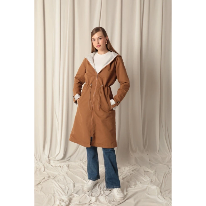 Torino Kumaş Çizgili Garnili Kapüşonlu Kadın Camel Yağmurluk