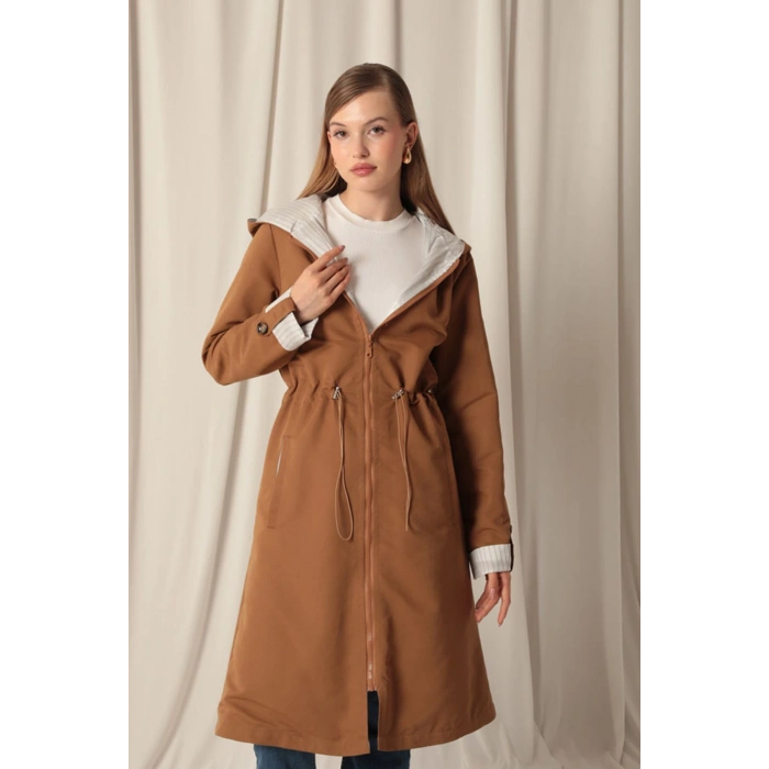 Torino Kumaş Çizgili Garnili Kapüşonlu Kadın Camel Yağmurluk