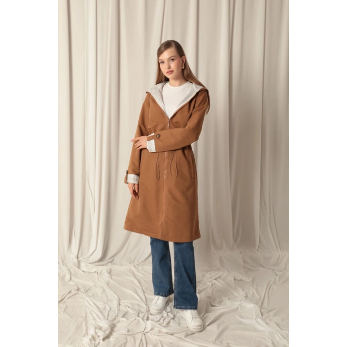 Torino Kumaş Çizgili Garnili Kapüşonlu Kadın Camel Yağmurluk