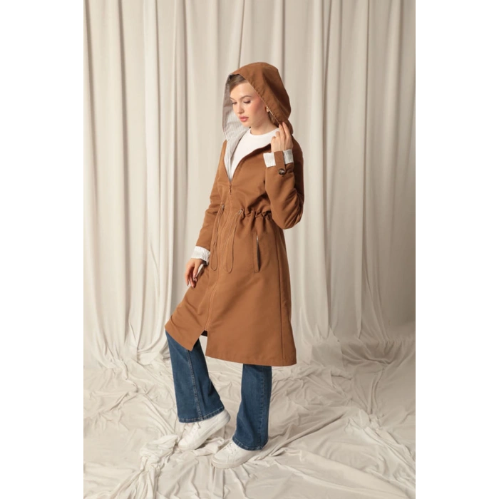 Torino Kumaş Çizgili Garnili Kapüşonlu Kadın Camel Yağmurluk